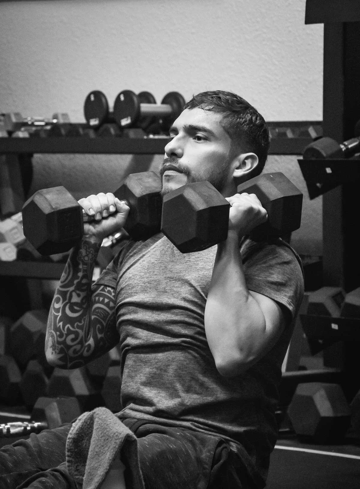 A Bodify member strength training with dumbbells